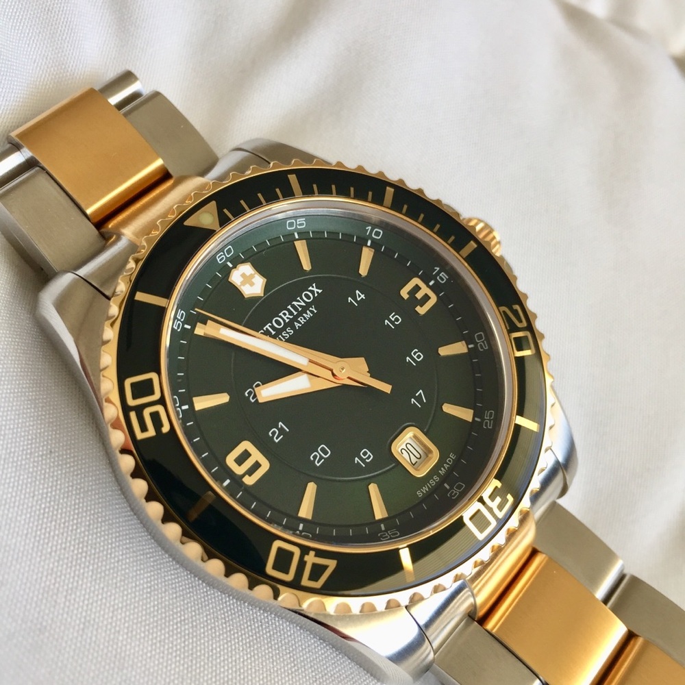 Men’s Victorinox 43mm watch. All original links.